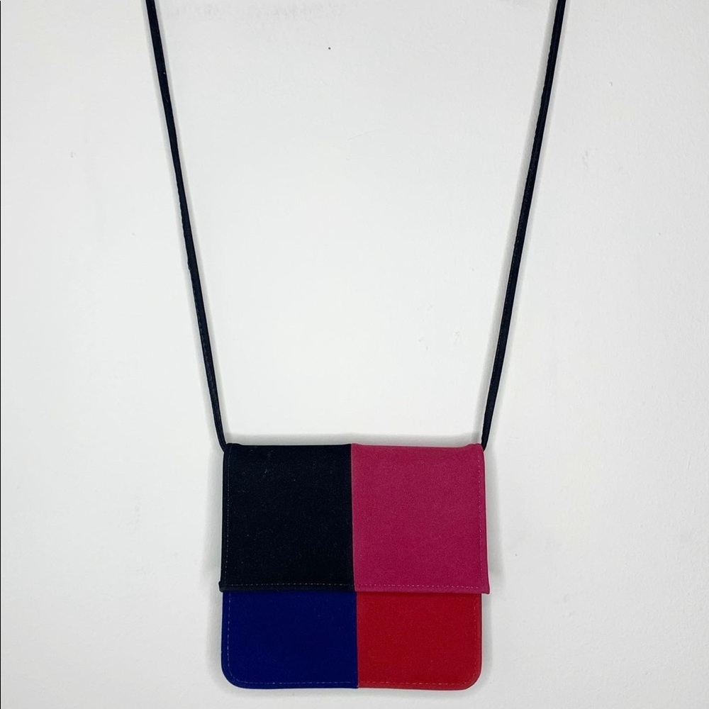 Checkered crossbody bag! 💋